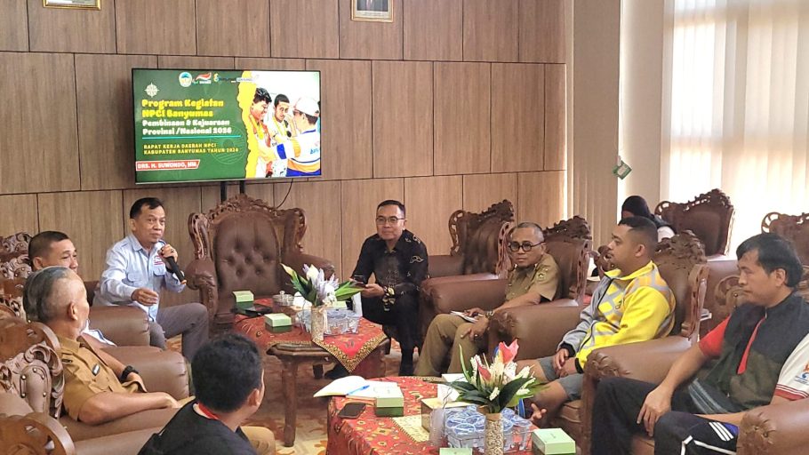 Suasana rapat audiensi antara pengurus NPCI Banyumas dan anggota DPRD Kabupaten Banyumas di ruang pimpinan dewan terkait anggaran pembinaan atlet disabilitas.