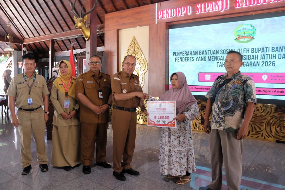 Bupati Banyumas Sadewo Tri Lastiono menyerahkan bantuan sosial secara simbolis kepada ahli waris penderes kelapa di Pendopo Si Panji