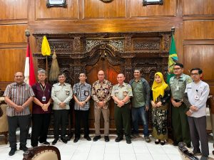 Bupati Banyumas Sadewo Tri Lastiono bersama Direktur Polbangtan Yogyakarta Magelang Hermawan dalam audiensi program beasiswa Polbangtan Yogyakarta Magelang di Ruang Joko Kahiman.