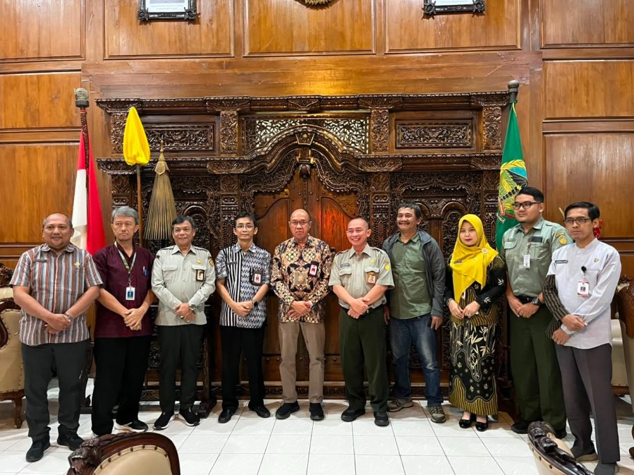 Bupati Banyumas Sadewo Tri Lastiono bersama Direktur Polbangtan Yogyakarta Magelang Hermawan dalam audiensi program beasiswa Polbangtan Yogyakarta Magelang di Ruang Joko Kahiman.