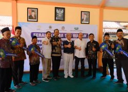 Bupati Banyumas Sadewo Tri Lastiono bersama pejabat daerah dan perwakilan Yayasan Buddha Tzu Chi menyerahkan kunci simbolis rumah layak huni kepada warga penerima manfaat di Desa Kaliwangi.