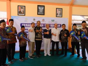 Bupati Banyumas Sadewo Tri Lastiono bersama pejabat daerah dan perwakilan Yayasan Buddha Tzu Chi menyerahkan kunci simbolis rumah layak huni kepada warga penerima manfaat di Desa Kaliwangi.