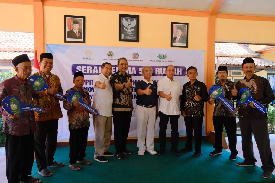 Bupati Banyumas Sadewo Tri Lastiono bersama pejabat daerah dan perwakilan Yayasan Buddha Tzu Chi menyerahkan kunci simbolis rumah layak huni kepada warga penerima manfaat di Desa Kaliwangi.