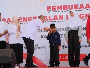 Bupati Banyumas Sadewo Tri Lastiono menyalami siswa baru saat pembukaan MPLS Sekolah Rakyat Terintegrasi 1 Kabupaten Banyumas.
