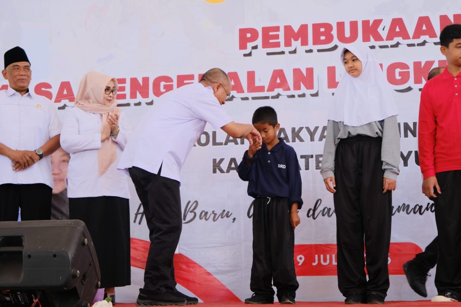 Bupati Banyumas Sadewo Tri Lastiono menyalami siswa baru saat pembukaan MPLS Sekolah Rakyat Terintegrasi 1 Kabupaten Banyumas.