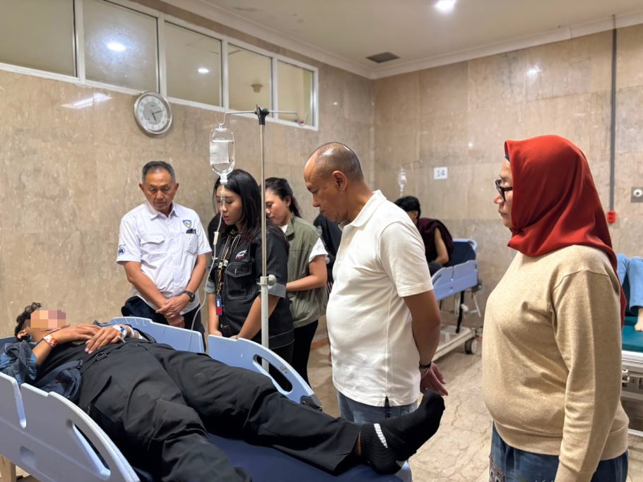 Bupati Banyumas Sadewo Tri Lastiono sedang menjenguk penonton korban tribun ambruk GOR Satria yang terbaring di ranjang rumah sakit.