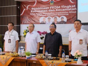 Bupati Banyumas Sadewo Tri Lastiono bersama pejabat Bakesbangpol menyanyikan lagu Indonesia Raya saat Pembinaan FKDM di Aula Bakesbangpol Banyumas.