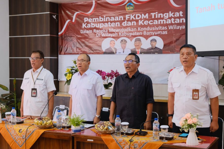 Bupati Banyumas Sadewo Tri Lastiono bersama pejabat Bakesbangpol menyanyikan lagu Indonesia Raya saat Pembinaan FKDM di Aula Bakesbangpol Banyumas.