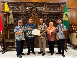 Bupati Banyumas Sadewo Tri Lastiono bersama Kepala BPOM Gideon menunjukkan piagam penghargaan Kabupaten Pangan Aman 2025 di Ruang Joko Kahiman.