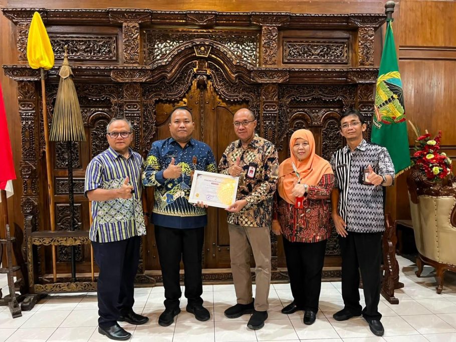 Bupati Banyumas Sadewo Tri Lastiono bersama Kepala BPOM Gideon menunjukkan piagam penghargaan Kabupaten Pangan Aman 2025 di Ruang Joko Kahiman.
