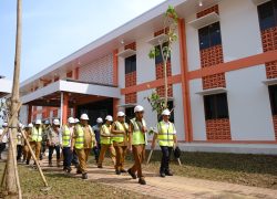 Bupati Banyumas Sadewo Tri Lastiono bersama jajaran meninjau fasilitas Sekolah Rakyat Terintegrasi 1 di Desa Karangcegak, Sumbang.