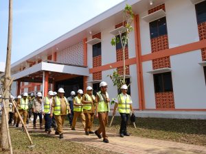 Bupati Banyumas Sadewo Tri Lastiono bersama jajaran meninjau fasilitas Sekolah Rakyat Terintegrasi 1 di Desa Karangcegak, Sumbang.