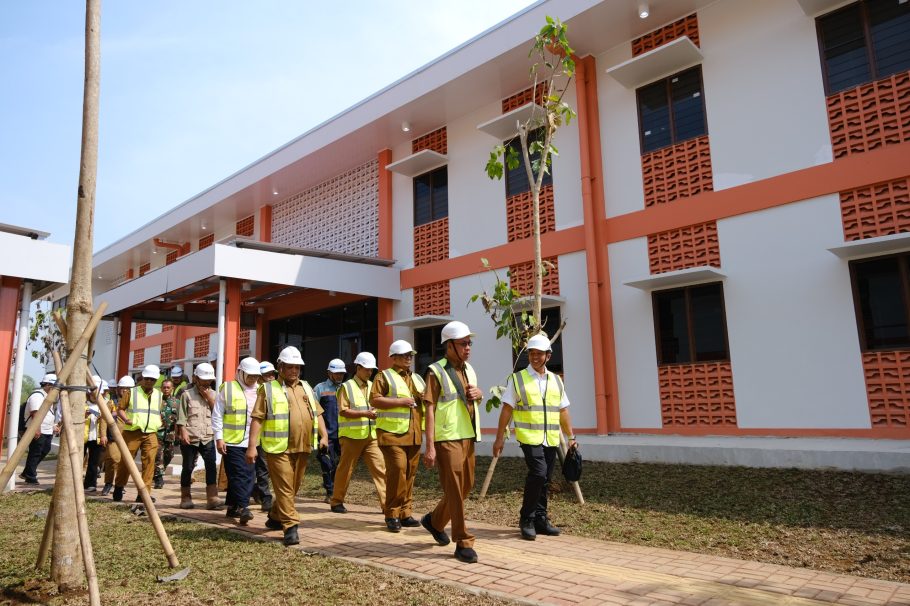 Bupati Banyumas Sadewo Tri Lastiono bersama jajaran meninjau fasilitas Sekolah Rakyat Terintegrasi 1 di Desa Karangcegak, Sumbang.