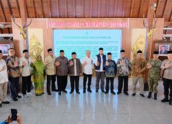 Tokoh agama, pejabat Forkopimda, dan Bupati Banyumas memperagakan gestur telapak tangan terbuka sebagai simbol penolakan LGBT saat Deklarasi MUI Banyumas di Pendopo Sipanji.