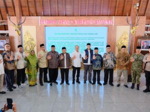 Tokoh agama, pejabat Forkopimda, dan Bupati Banyumas memperagakan gestur telapak tangan terbuka sebagai simbol penolakan LGBT saat Deklarasi MUI Banyumas di Pendopo Sipanji.