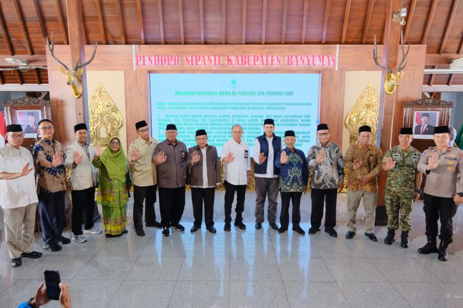 Tokoh agama, pejabat Forkopimda, dan Bupati Banyumas memperagakan gestur telapak tangan terbuka sebagai simbol penolakan LGBT saat Deklarasi MUI Banyumas di Pendopo Sipanji.