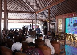 Suasana diskusi interaktif Gerakan Solusi Indonesia di Pendopo Si Panji Purwokerto yang dihadiri oleh Bupati Banyumas Sadewo Tri Lastiono dan ratusan anak muda[cite: 1].