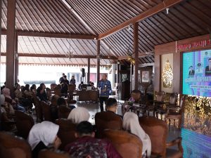Suasana diskusi interaktif Gerakan Solusi Indonesia di Pendopo Si Panji Purwokerto yang dihadiri oleh Bupati Banyumas Sadewo Tri Lastiono dan ratusan anak muda[cite: 1].