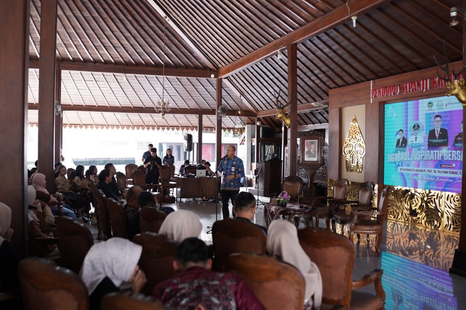 Suasana diskusi interaktif Gerakan Solusi Indonesia di Pendopo Si Panji Purwokerto yang dihadiri oleh Bupati Banyumas Sadewo Tri Lastiono dan ratusan anak muda[cite: 1].