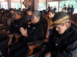 Suasana khidmat para peserta dan sesepuh penghayat kepercayaan saat menghadiri workshop tradisi petungan Jawa untuk menentukan hari baik menurut weton di Pendopo Si Panji Banyumas.