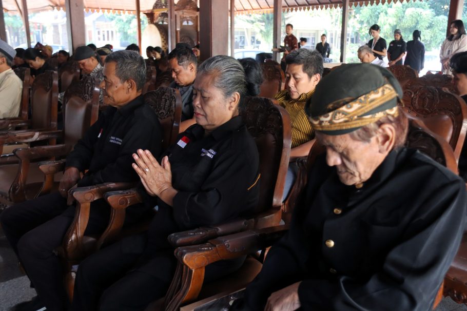 Suasana khidmat para peserta dan sesepuh penghayat kepercayaan saat menghadiri workshop tradisi petungan Jawa untuk menentukan hari baik menurut weton di Pendopo Si Panji Banyumas.