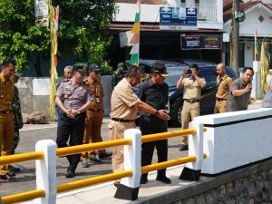 Bupati Banyumas Sadewo Tri Lastiono bersama jajaran dinas terkait sedang meninjau kekuatan struktur pembatas jembatan baru di Jalan Prompong Ketenger Baturraden setelah selesai diperbaiki.