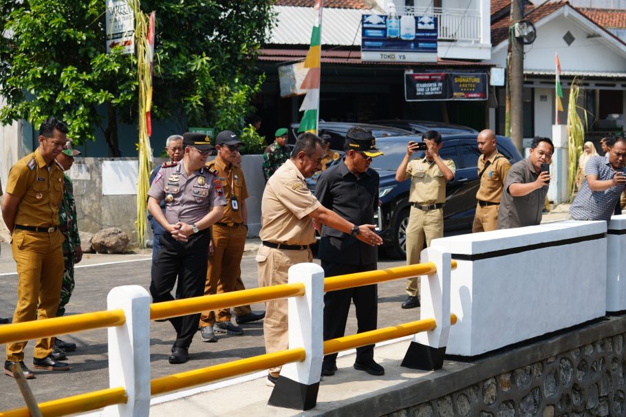 Bupati Banyumas Sadewo Tri Lastiono bersama jajaran dinas terkait sedang meninjau kekuatan struktur pembatas jembatan baru di Jalan Prompong Ketenger Baturraden setelah selesai diperbaiki.