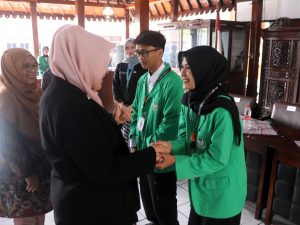 Wakil Bupati Banyumas Dwi Asih Lintarti saat bersalaman dengan mahasiswa KKN UIN Saizu Purwokerto di Pendopo Wakil Bupati