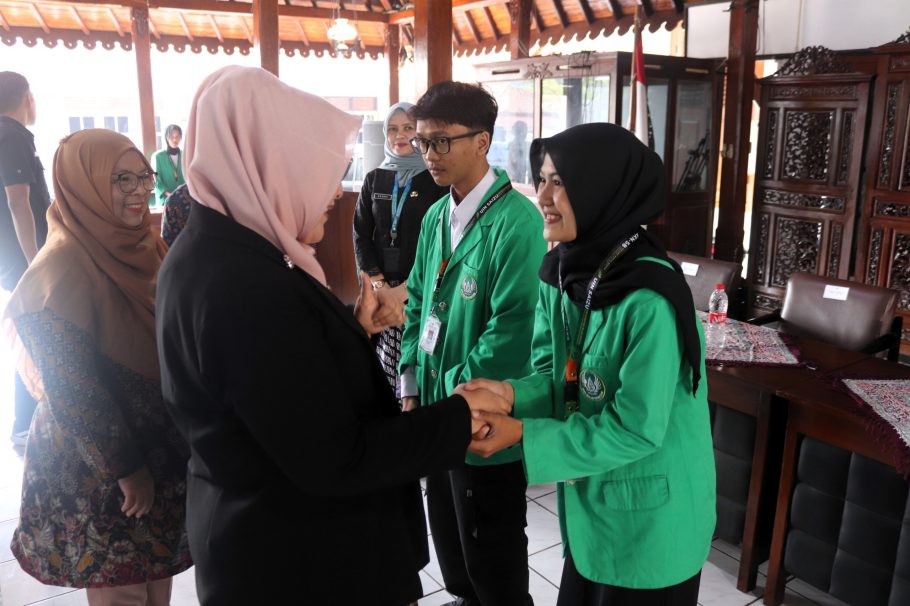 Wakil Bupati Banyumas Dwi Asih Lintarti saat bersalaman dengan mahasiswa KKN UIN Saizu Purwokerto di Pendopo Wakil Bupati
