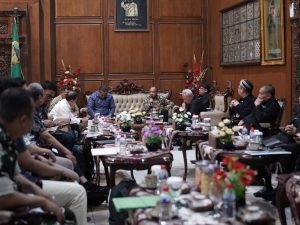 Rapat koordinasi Bupati Banyumas Sadewo Tri Lastiono bersama tim Stranas PK KPK mengenai evaluasi alih fungsi Lahan Sawah Dilindungi di Ruang Joko Kahiman