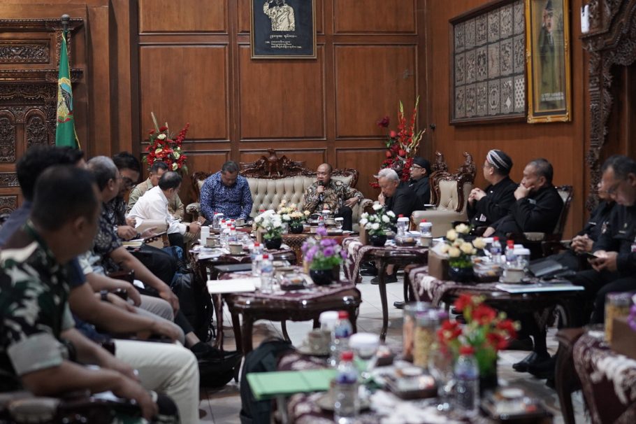 Rapat koordinasi Bupati Banyumas Sadewo Tri Lastiono bersama tim Stranas PK KPK mengenai evaluasi alih fungsi Lahan Sawah Dilindungi di Ruang Joko Kahiman