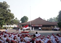 Ratusan siswa sekolah dasar dan menengah mengikuti upacara pembukaan MPLS Ramah Banyumas di halaman Pendopo Sipanji.