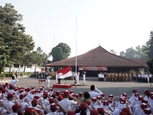 Ratusan siswa sekolah dasar dan menengah mengikuti upacara pembukaan MPLS Ramah Banyumas di halaman Pendopo Sipanji.
