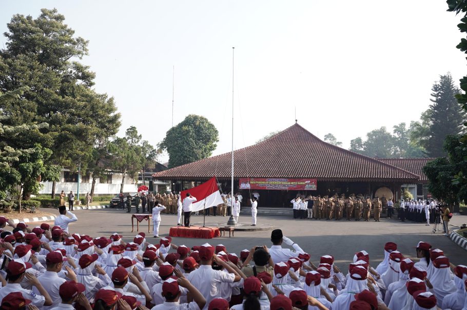 Ratusan siswa sekolah dasar dan menengah mengikuti upacara pembukaan MPLS Ramah Banyumas di halaman Pendopo Sipanji.