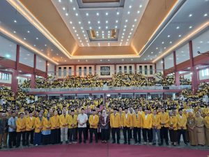 Suasana pelepasan KKN Unsoed di dalam gedung Graha Widyatama Purwokerto yang dipenuhi ribuan mahasiswa berjaket almamater kuning bersama jajaran pimpinan daerah.