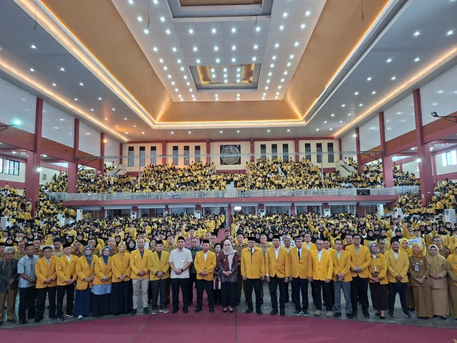 Suasana pelepasan KKN Unsoed di dalam gedung Graha Widyatama Purwokerto yang dipenuhi ribuan mahasiswa berjaket almamater kuning bersama jajaran pimpinan daerah.