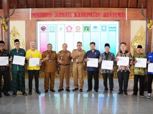 Bupati Banyumas Sadewo Tri Lastiono bersama perwakilan sembilan pengurus partai politik menunjukkan dokumen pencairan dana parpol PDIP Banyumas dan parpol lainnya di Pendopo Si Panji.