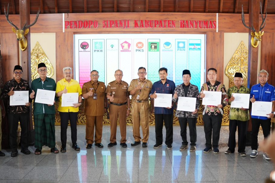 Bupati Banyumas Sadewo Tri Lastiono bersama perwakilan sembilan pengurus partai politik menunjukkan dokumen pencairan dana parpol PDIP Banyumas dan parpol lainnya di Pendopo Si Panji.