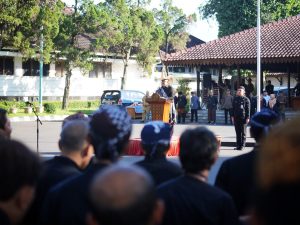 Sekda Banyumas Agus Nur Hadie memberikan amanat upacara Hari Keluarga Nasional tentang peran ayah dalam keluarga di Pendopo Si Panji Purwokerto.