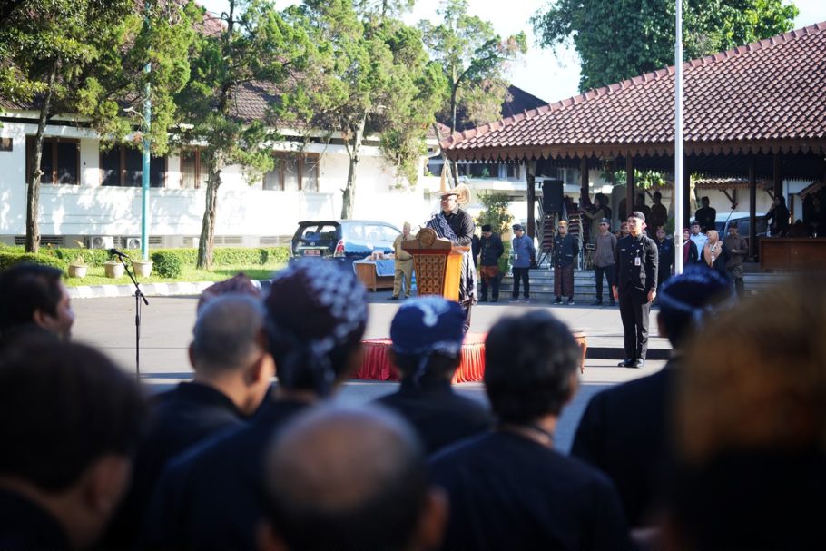 Sekda Banyumas Agus Nur Hadie memberikan amanat upacara Hari Keluarga Nasional tentang peran ayah dalam keluarga di Pendopo Si Panji Purwokerto.