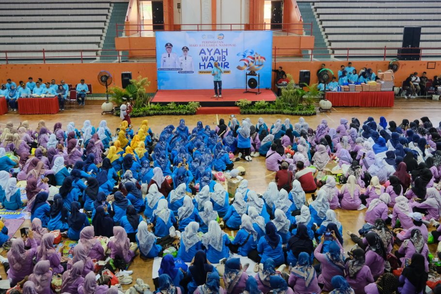 Bupati Banyumas Sadewo Tri Lastiono memberikan sambutan dalam Peringatan Harganas Banyumas di GOR Satria Purwokerto.