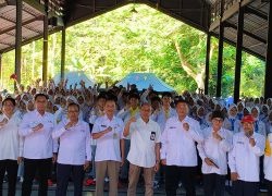 Bupati Banyumas Sadewo Tri Lastiono bersama Ketua PMI Banyumas Nungky Harry Rachmat dan jajaran pengurus berfoto bersama ratusan peserta PMR dalam pembukaan YVLC VII di Baturraden.