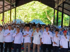 Bupati Banyumas Sadewo Tri Lastiono bersama Ketua PMI Banyumas Nungky Harry Rachmat dan jajaran pengurus berfoto bersama ratusan peserta PMR dalam pembukaan YVLC VII di Baturraden.