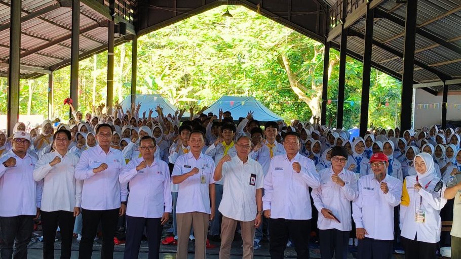 Bupati Banyumas Sadewo Tri Lastiono bersama Ketua PMI Banyumas Nungky Harry Rachmat dan jajaran pengurus berfoto bersama ratusan peserta PMR dalam pembukaan YVLC VII di Baturraden.