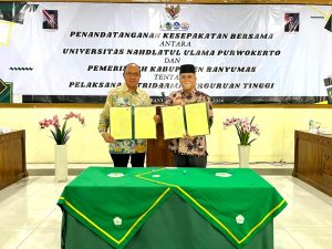 Bupati Banyumas Sadewo Tri Lastiono dan Rektor UNU Purwokerto Achmad Iqbal memperlihatkan dokumen Kesepakatan Bersama Tridharma Perguruan Tinggi.