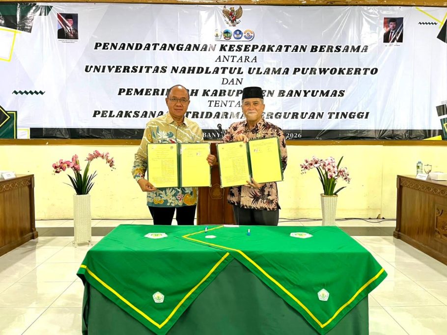 Bupati Banyumas Sadewo Tri Lastiono dan Rektor UNU Purwokerto Achmad Iqbal memperlihatkan dokumen Kesepakatan Bersama Tridharma Perguruan Tinggi.