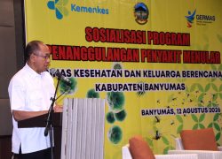 Bupati Banyumas Sadewo Tri Lastiono memberikan sambutan saat sosialisasi penanggulangan penyakit menular di Purwokerto.