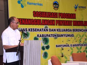 Bupati Banyumas Sadewo Tri Lastiono memberikan sambutan saat sosialisasi penanggulangan penyakit menular di Purwokerto.