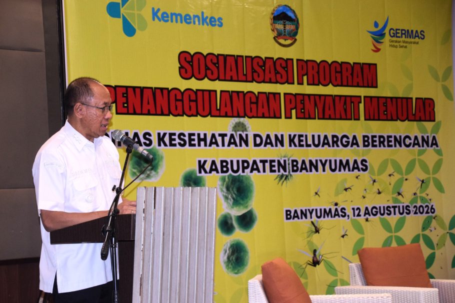 Bupati Banyumas Sadewo Tri Lastiono memberikan sambutan saat sosialisasi penanggulangan penyakit menular di Purwokerto.
