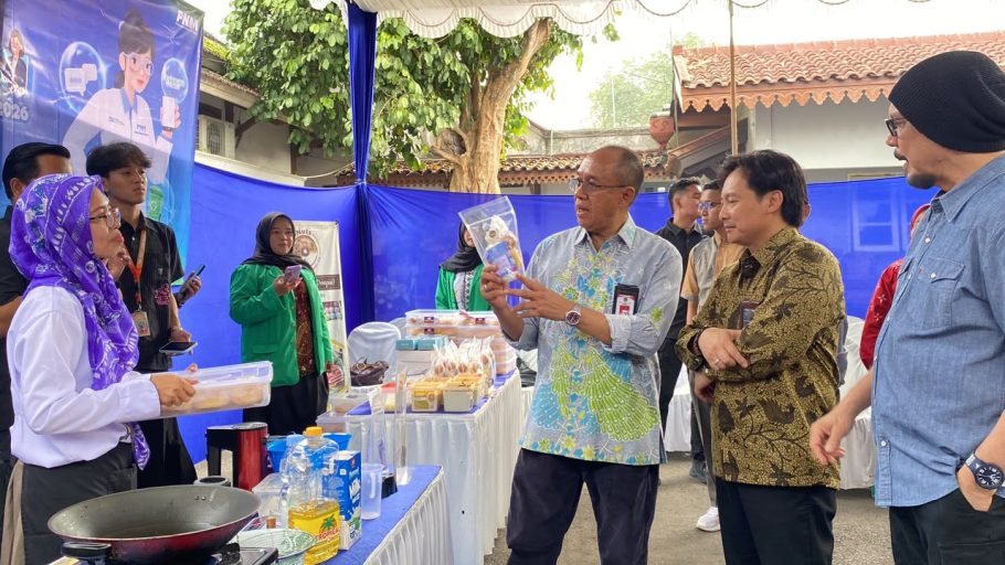Bupati Banyumas Sadewo Tri Lastiono memegang produk olahan kuliner binaan PNM Mekaar di Pendopo Si Panji Purwokerto.